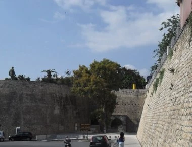 Ηράκλειο: Γυναίκα αποπειράθηκε να αυτοκτονήσει πέφτοντας από τα ενετικά τείχη